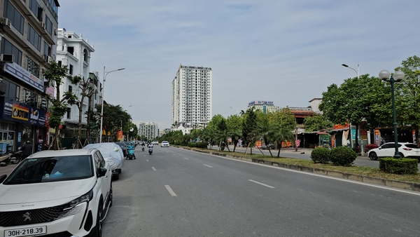 Bán đất phố Hồng Tiến, gần bệnh viện Tâm Anh, DT 135m2, MT 5m, ngõ thông, ô tô 7 chỗ vào