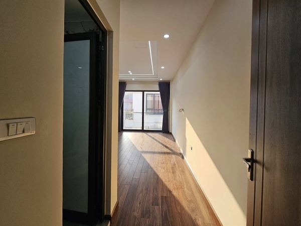 Bán nhà mặt ngõ Nguyễn Văn Cừ, 7 tầng, DT 40m2, MT 3.6m, có thang máy, kinh doanh