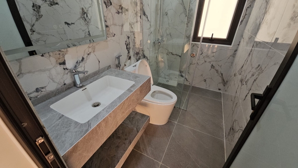Bán nhà mặt ngõ Nguyễn Văn Cừ, 7 tầng, DT 40m2, MT 3.6m, có thang máy, kinh doanh