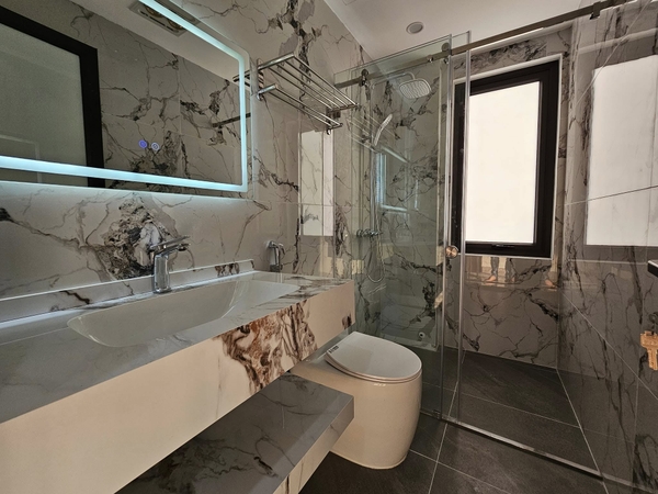 Bán nhà mặt ngõ Nguyễn Văn Cừ, 7 tầng, DT 40m2, MT 3.6m, có thang máy, kinh doanh