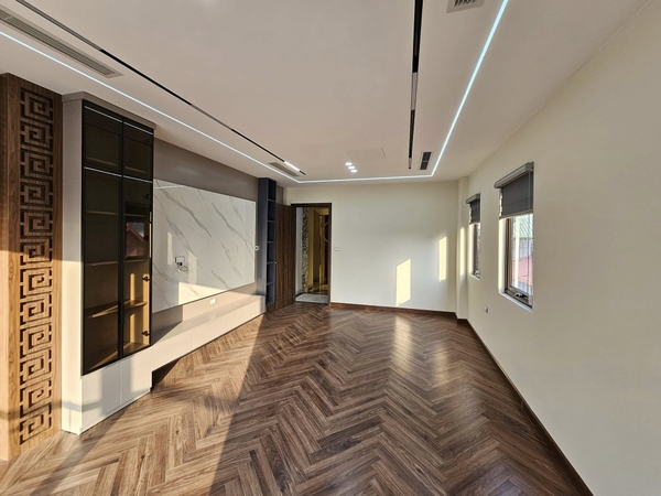 Bán nhà mặt ngõ Nguyễn Văn Cừ, 7 tầng, DT 40m2, MT 3.6m, có thang máy, kinh doanh