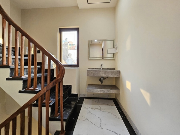 Bán nhà mặt ngõ Nguyễn Văn Cừ, 7 tầng, DT 40m2, MT 3.6m, có thang máy, kinh doanh