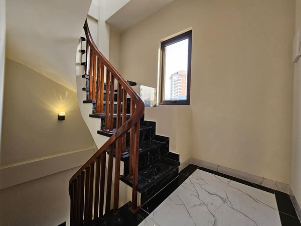 Bán nhà mặt ngõ Nguyễn Văn Cừ, 7 tầng, DT 40m2, MT 3.6m, có thang máy, kinh doanh
