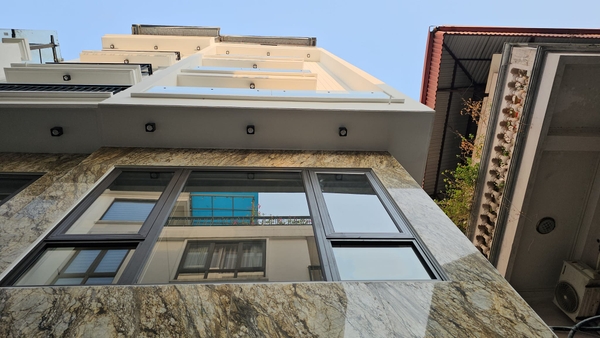 Bán nhà mặt ngõ Nguyễn Văn Cừ, 7 tầng, DT 40m2, MT 3.6m, có thang máy, kinh doanh