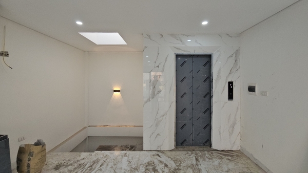 Bán nhà phố Thạch Bàn, Nhà 5 tầng, DT 48m2, MT 4.55m, có thang máy, 3PN, SĐCC