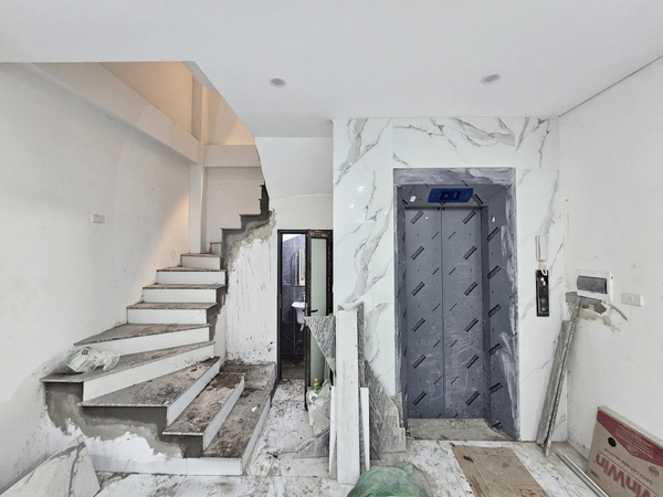 Bán nhà phố Thạch Bàn, Nhà 5 tầng, DT 48m2, MT 4.55m, có thang máy, 3PN, SĐCC