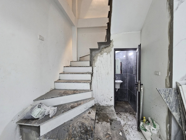Bán nhà phố Thạch Bàn, Nhà 5 tầng, DT 48m2, MT 4.55m, có thang máy, 3PN, SĐCC
