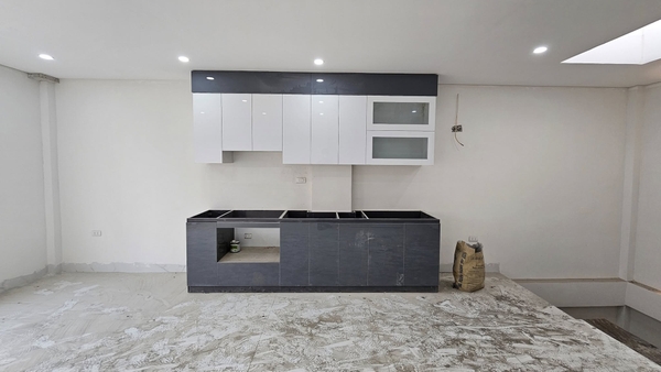 Bán nhà phố Thạch Bàn, Nhà 5 tầng, DT 48m2, MT 4.55m, có thang máy, 3PN, SĐCC