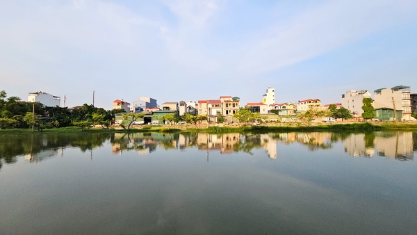 Bán nhà mặt hồ Cự Khối, 3 tầng, DT 100m2, MT 9m, lô góc, 3PN, view hồ, Đông Nam, 2026