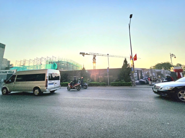 Bán nhà mặt phố Thạch Bàn, 5 tầng, DT 70m2, MT 5.4m, Đông Nam, tiện kinh doanh, VP