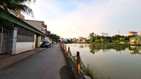 Bán nhà mặt hồ Cự Khối, 3 tầng, DT 100m2, MT 9m, lô góc, 3PN, view hồ, Đông Nam, 2026