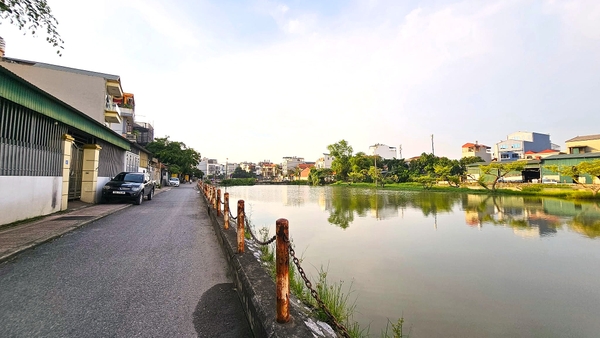 Bán nhà mặt hồ Cự Khối, 3 tầng, DT 100m2, MT 9m, lô góc, 3PN, view hồ, Đông Nam, 2026