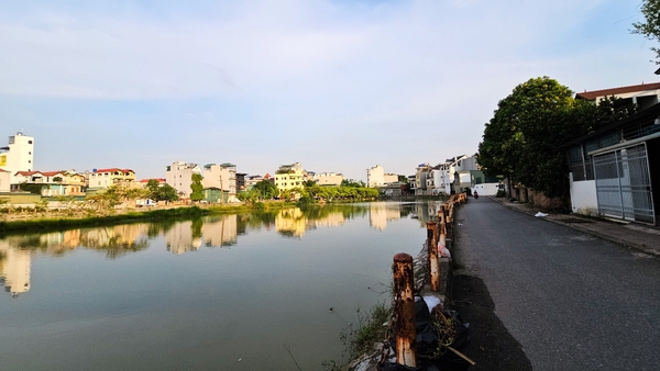 Bán nhà mặt hồ Cự Khối, 3 tầng, DT 100m2, MT 9m, lô góc, 3PN, view hồ, Đông Nam, 2026