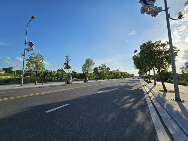 Bán đất mặt hồ CỰ KHỐI mới, đường 25m, DT 120m2, MT 6m, tiện kinh doanh, buôn bán