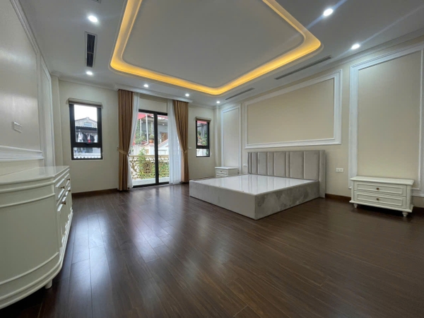 Bán nhà phân lô chân cầu Vĩnh Tuy, 7 tầng, DT 90m2, MT 5m, 4PN, có thang máy, gara