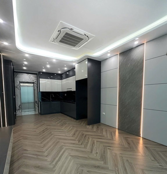 Bán nhà phân lô Cổ Linh, Thạch Bàn, 7 tầng, DT 40m2, MT 3.8m, tiện kinh doanh, 2026