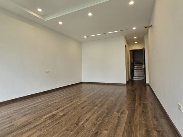 Bán nhà Phố Thạch Bàn, 6 tầng, DT 56m2, MT 6.5m, 4PN, có thang máy, SĐCC, 2026