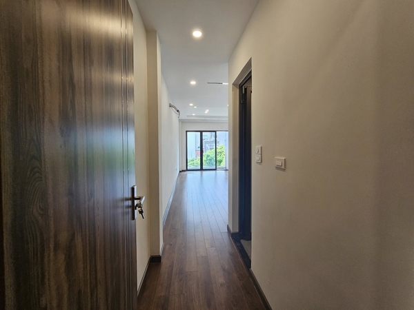 Bán nhà Phố Thạch Bàn, 6 tầng, DT 56m2, MT 6.5m, 4PN, có thang máy, SĐCC, 2026