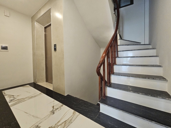 Bán nhà Phố Thạch Bàn, 6 tầng, DT 56m2, MT 6.5m, 4PN, có thang máy, SĐCC, 2026