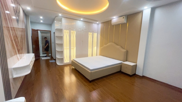 Bán nhà phố Ngọc Lâm, gần Mipec, 7 tầng, DT 50m2, MT 4m, 3PN, full nội thất, 2024