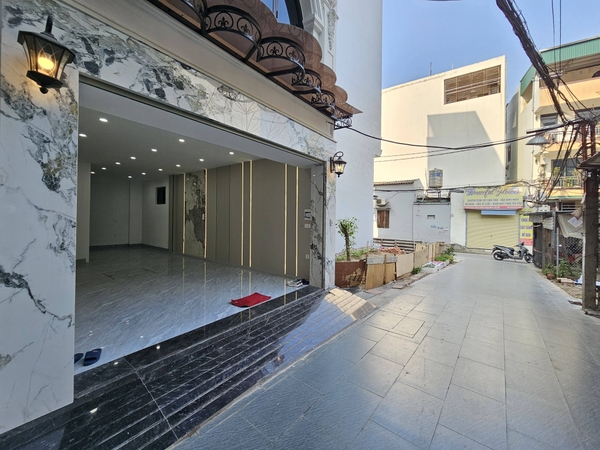 Bán nhà Ngõ 216 phố Cổ Linh, 6 tầng, DT 43m2, MT 4.1m, lô góc, có thang máy, gara ô tô