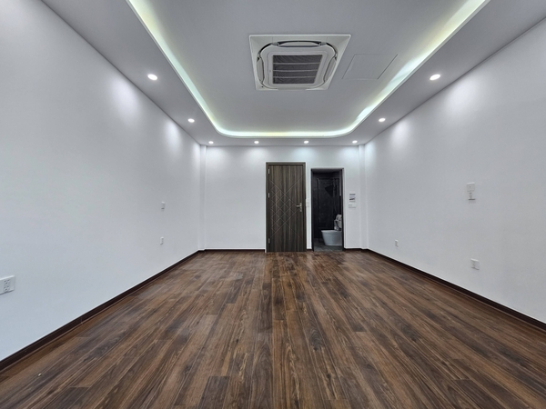 Bán nhà Ngõ 216 phố Cổ Linh, 6 tầng, DT 43m2, MT 4.1m, lô góc, có thang máy, gara ô tô