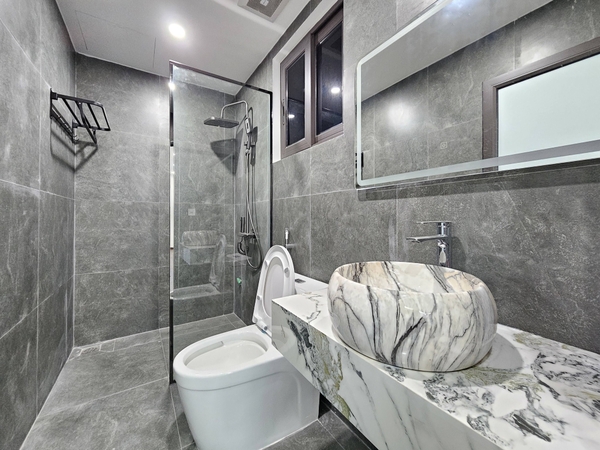 Bán nhà Ngõ 216 phố Cổ Linh, 6 tầng, DT 43m2, MT 4.1m, lô góc, có thang máy, gara ô tô