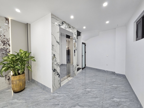 Bán nhà Ngõ 216 phố Cổ Linh, 6 tầng, DT 43m2, MT 4.1m, lô góc, có thang máy, gara ô tô