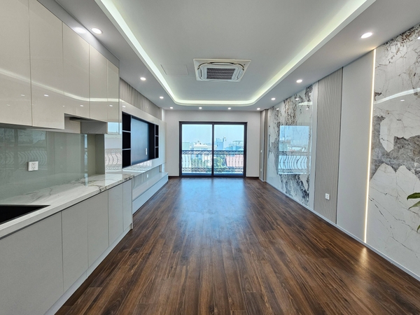 Bán nhà Ngõ 216 phố Cổ Linh, 6 tầng, DT 43m2, MT 4.1m, lô góc, có thang máy, gara ô tô