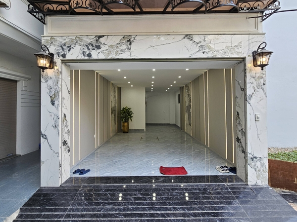 Bán nhà Ngõ 216 phố Cổ Linh, 6 tầng, DT 43m2, MT 4.1m, lô góc, có thang máy, gara ô tô