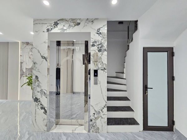 Bán nhà Ngõ 216 phố Cổ Linh, 6 tầng, DT 43m2, MT 4.1m, lô góc, có thang máy, gara ô tô