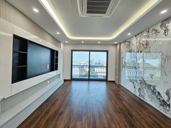 Bán nhà Ngõ 216 phố Cổ Linh, 6 tầng, DT 43m2, MT 4.1m, lô góc, có thang máy, gara ô tô