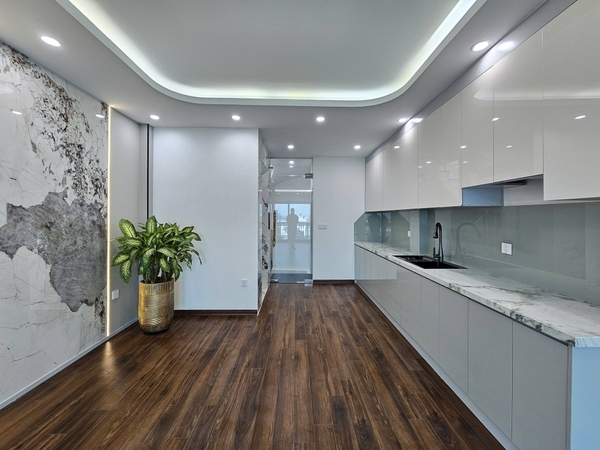 Bán nhà Ngõ 216 phố Cổ Linh, 6 tầng, DT 43m2, MT 4.1m, lô góc, có thang máy, gara ô tô