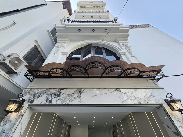 Bán nhà Ngõ 216 phố Cổ Linh, 6 tầng, DT 43m2, MT 4.1m, lô góc, có thang máy, gara ô tô