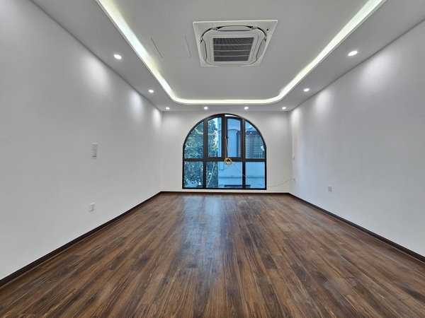 Bán nhà Ngõ 216 phố Cổ Linh, 6 tầng, DT 43m2, MT 4.1m, lô góc, có thang máy, gara ô tô