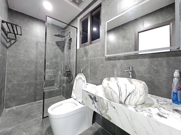 Bán nhà Ngõ 216 phố Cổ Linh, 6 tầng, DT 43m2, MT 4.1m, lô góc, có thang máy, gara ô tô