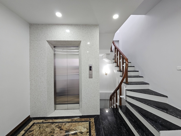 Bán nhà phố Nguyễn Văn Cừ, Gia Thụy, 7 tầng, DT 48m2, MT 4m, 4PN, thang máy, gara ô tô