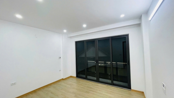 Bán nhà phố Xuân Đỗ, Cự Khối, 6 tầng, DT 53m2, MT 4m, 4PN, có thang máy, gara ô tô