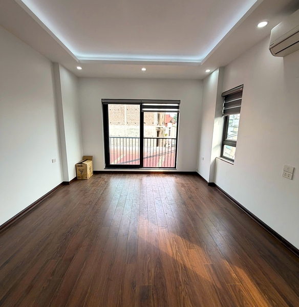 Bán nhà ngõ 565 Bát Khối, Cự Khối, 6 tầng, DT 35m2, MT 3.85m, 3PN, có gara ô tô, 2025