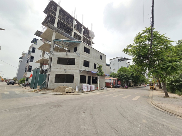 Bán đất đấu giá Cự Khối, gần Hồ Cự Khối, Lô góc, DT 83m2, MT 7.6m, tiện kinh doanh