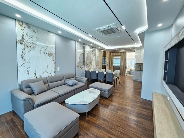 Bán nhà Ngõ 204 Cổ Linh, gần Aeon Mall, 7 tầng, DT 61m2, MT 4m, 4PN, có thang máy, gara