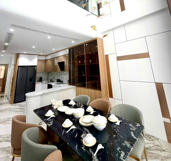 Bán nhà phân lô chân cầu Vĩnh Tuy, 8 tầng, DT 50m2, MT 3.6m, 3PN, có thang máy, gara ô tô
