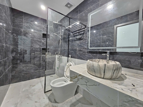 Bán nhà Ngõ 204 Cổ Linh, gần Aeon Mall, 7 tầng, DT 61m2, MT 4m, 4PN, có thang máy, gara