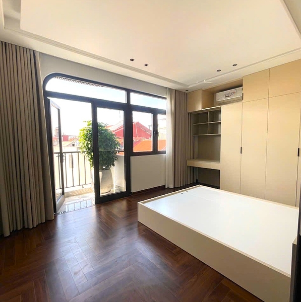 Bán nhà phân lô Cổ Linh, gần Aeon Mall, 7 tầng, DT 68m2, MT 5m, 4PN, full nội thất