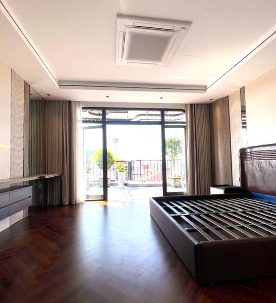 Bán nhà phân lô Cổ Linh, gần Aeon Mall, 7 tầng, DT 68m2, MT 5m, 4PN, full nội thất