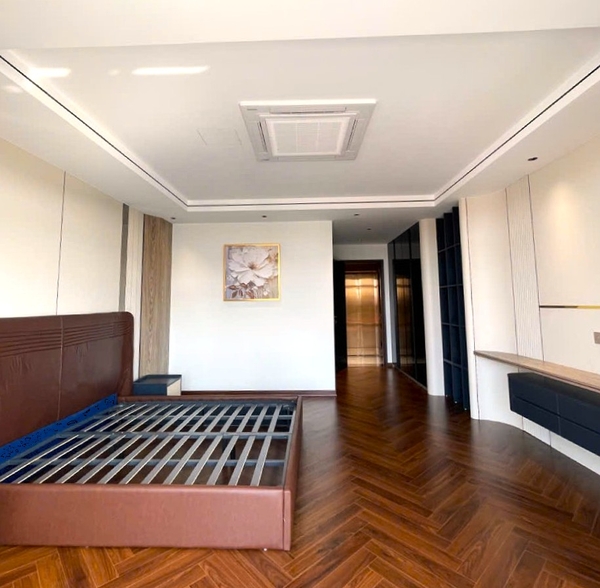 Bán nhà phân lô Cổ Linh, gần Aeon Mall, 7 tầng, DT 68m2, MT 5m, 4PN, full nội thất