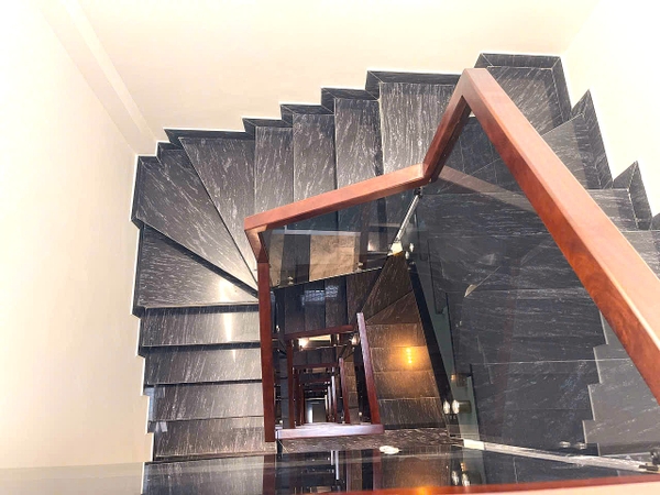 Bán nhà phân lô Cổ Linh, gần Aeon Mall, 7 tầng, DT 68m2, MT 5m, 4PN, full nội thất