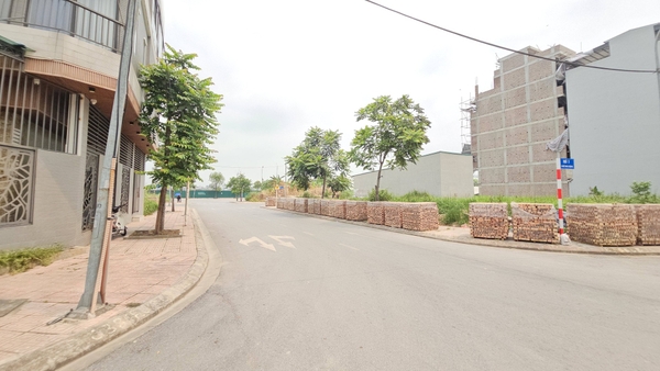 Bán đất đấu giá Cự Khối, gần Hồ Cự Khối, Lô góc, DT 83m2, MT 7.6m, tiện kinh doanh