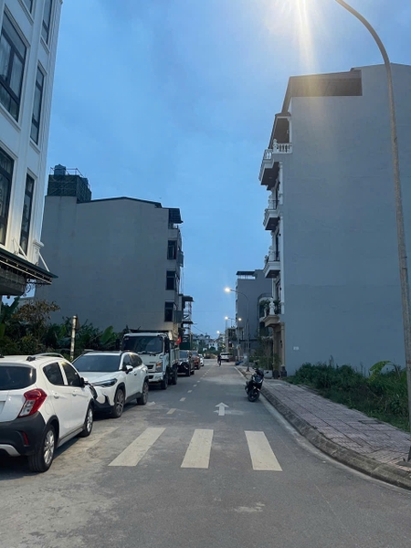 Bán đất đấu giá Cự Khối, gần hồ Cự Khối, DT 65m2, MT 5m, đường vỉa hè rộng 10m, SĐCC