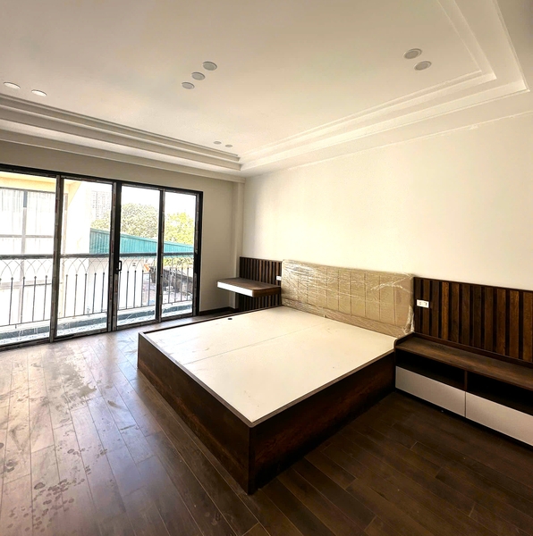 Bán nhà phố Lâm Hạ, gần hồ Hàng Không, 7 tầng, DT 68m2, MT 5m, 4PN, full nội thất